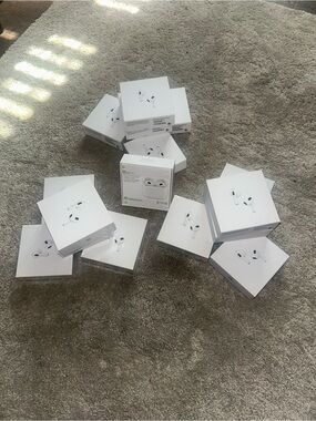 Othr White Earbuds with MagSafe Charging Case - White